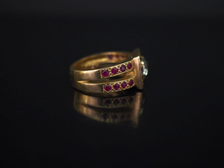 Bague en or jaune, sertie en son centre d’un diamant taille ancienne d