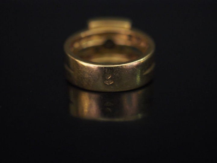 Bague en or jaune, sertie en son centre d’un diamant taille ancienne d