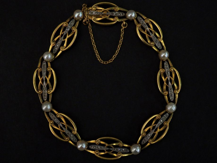 Bracelet articulé en or jaune, composé de maillons polylobés, ajourés,