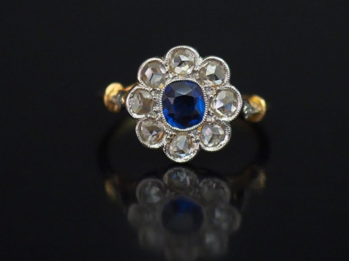 Bague de forme marguerite en or jaune, sertie en son centre d'un saphi