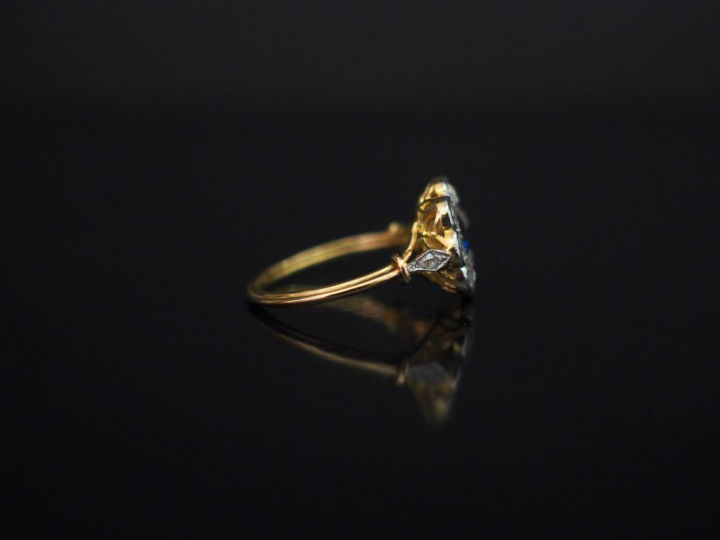 Bague de forme marguerite en or jaune, sertie en son centre d'un saphi