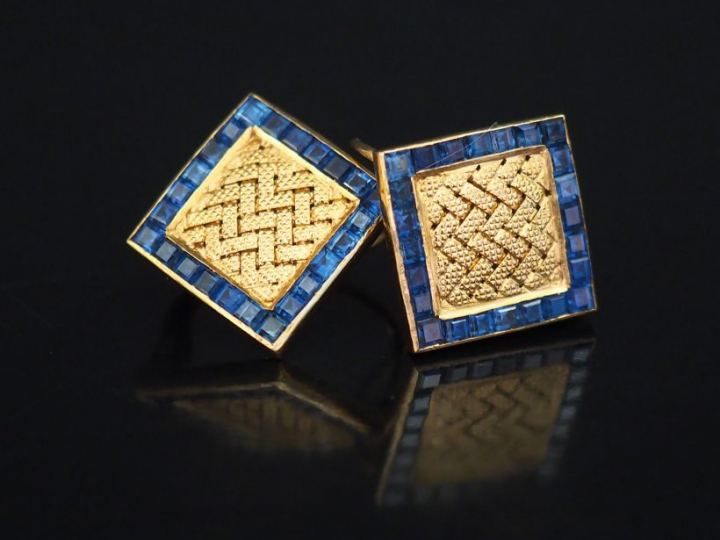 Paire de perces oreilles de forme carrée en or jaune et saphirs calibr