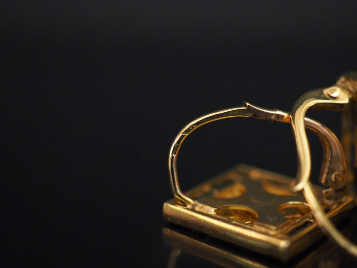 Paire de perces oreilles de forme carrée en or jaune et saphirs calibr