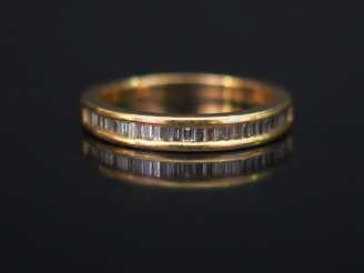 Vente aux enchères Demi alliance en or jaune, sertie de diamants baguette.  TDD.  Poids t