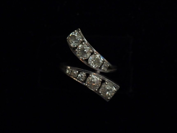 Bague moderne de forme stylisée en or blanc, sertie de deux lignes de 