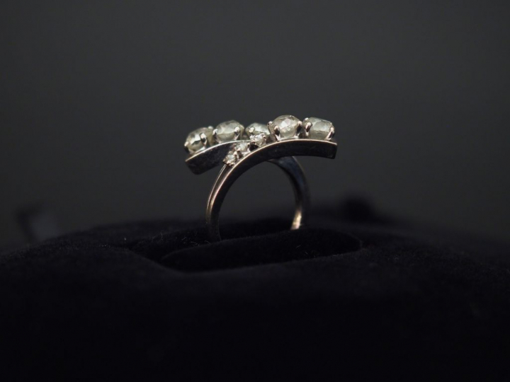 Bague moderne de forme stylisée en or blanc, sertie de deux lignes de 