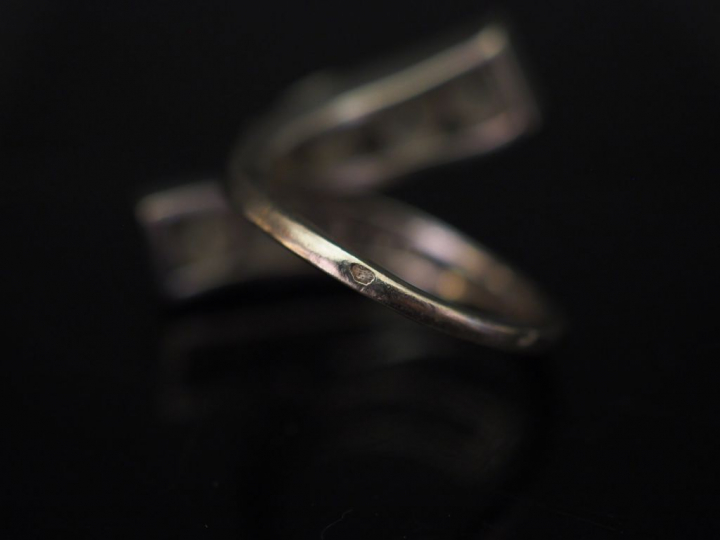 Bague moderne de forme stylisée en or blanc, sertie de deux lignes de 