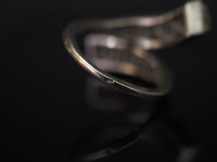 Bague moderne de forme stylisée en or blanc, sertie de deux lignes de 