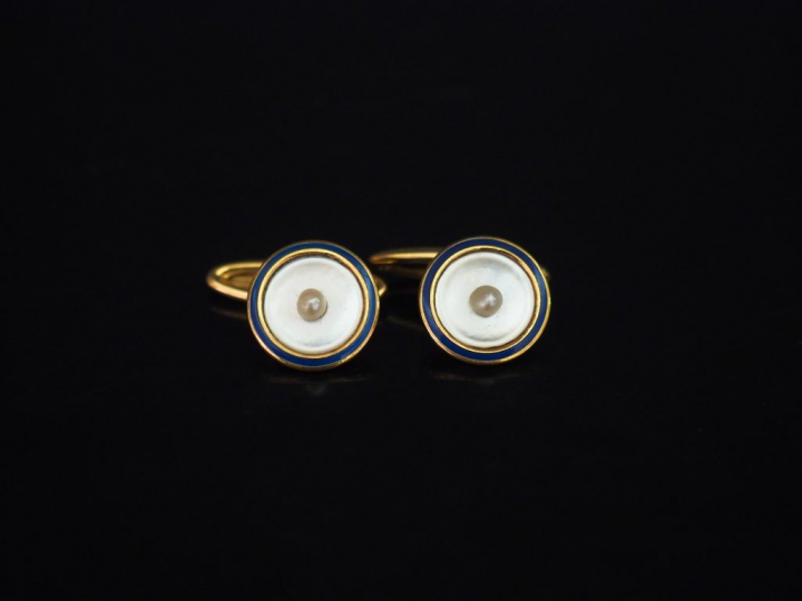 Paire de boutons de manchettes en or jaune, nacre et émail bleu nuit, 