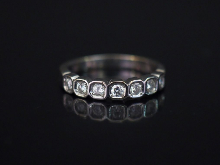 Demi alliance de style Art déco en or blanc, sertie de sept diamants t