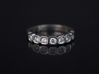 Vente aux enchères Demi alliance de style Art déco en or blanc, sertie de sept diamants t