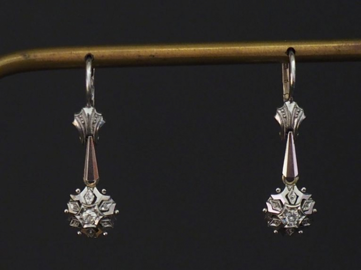 Paire de pendants d'oreilles de style Art déco en or blanc, sertis d'u