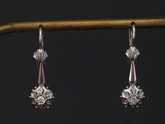 Vente aux enchères Paire de pendants d'oreilles de style Art déco en or blanc, sertis d'u