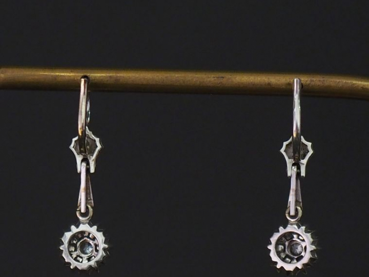 Paire de pendants d'oreilles de style Art déco en or blanc, sertis d'u