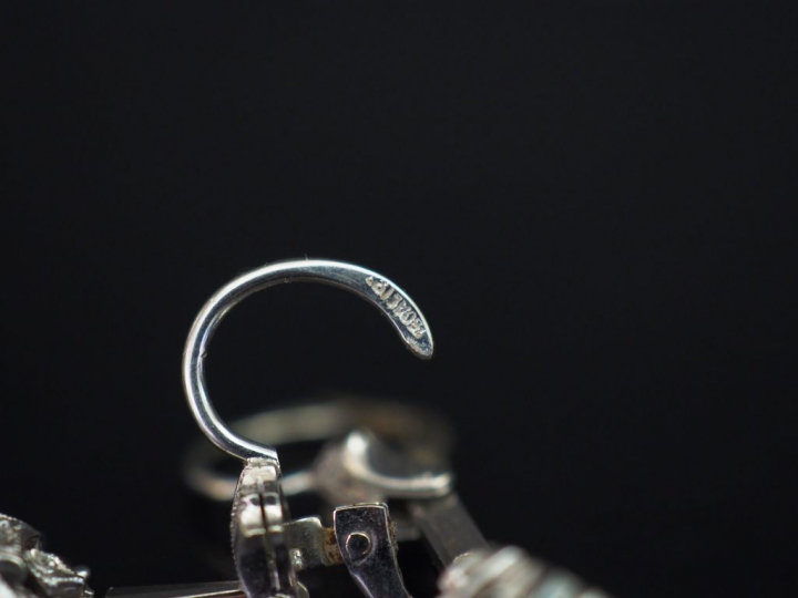 Paire de pendants d'oreilles de style Art déco en or blanc, sertis d'u