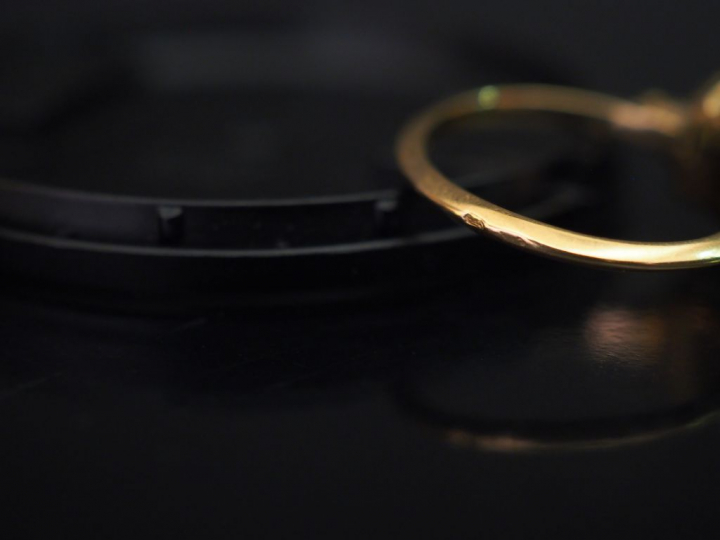 Bague en or jaune, sertie en son centre d'une émeraude épaulée de six 