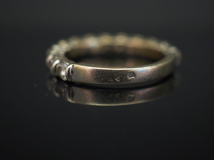 Demi alliance américaine en or blanc, sertie de treize diamants.  Poid