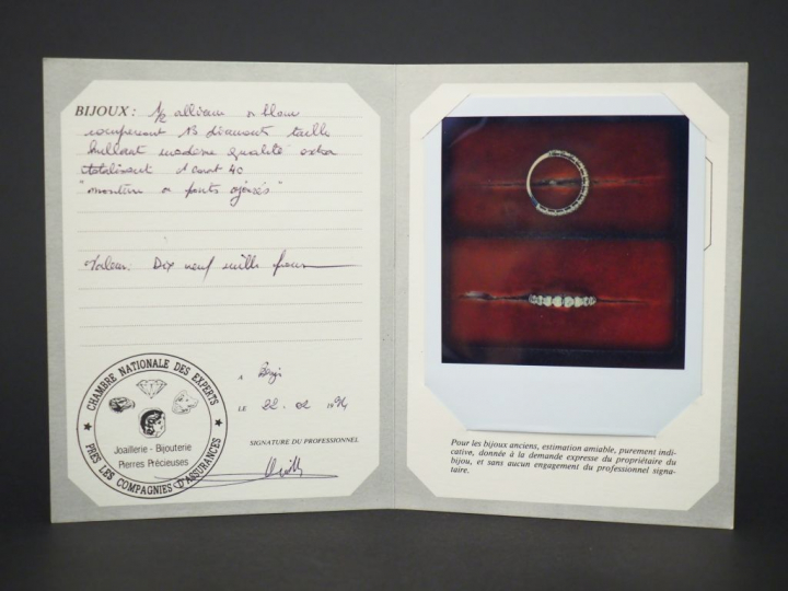 Demi alliance américaine en or blanc, sertie de treize diamants.  Poid