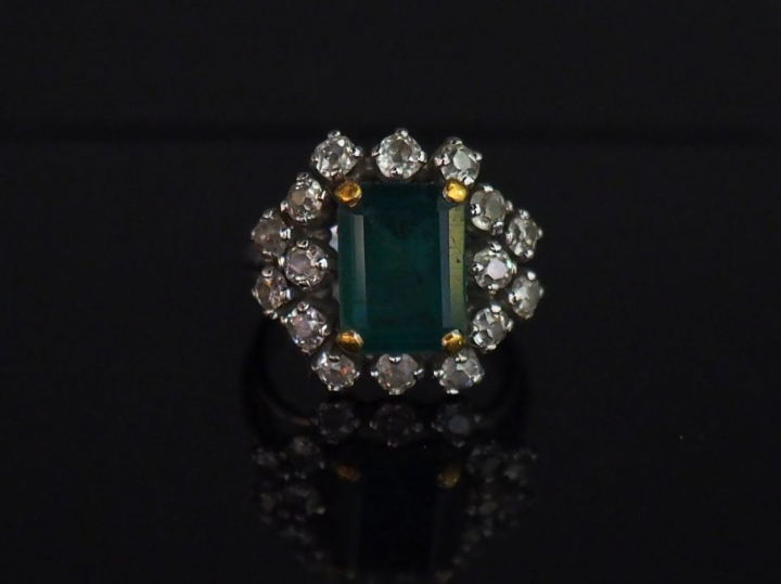 Bague marguerite en or blanc, sertie en son centre d’une émeraude ento