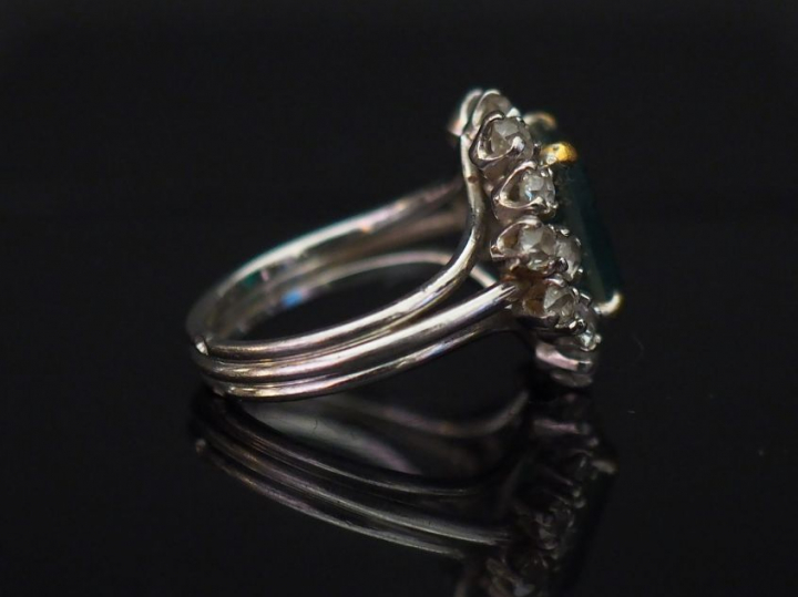 Bague marguerite en or blanc, sertie en son centre d’une émeraude ento