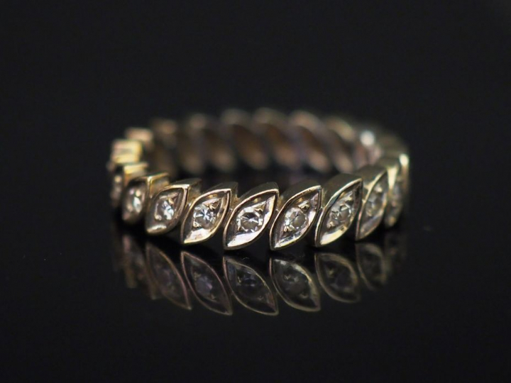 Alliance américaine en or blanc, ornée de petits diamants sertis clos 