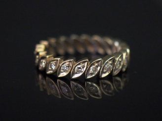 Vente aux enchères Alliance américaine en or blanc, ornée de petits diamants sertis clos 