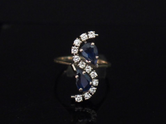 Vente aux enchères Bague de forme stylisée en or blanc, sertie de deux saphirs poire et d