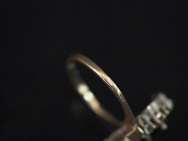 Bague de forme stylisée en or blanc, sertie de deux saphirs poire et d