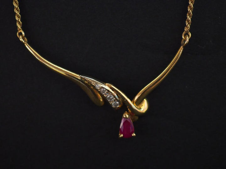 	Collier en or jaune, maille torsadé, à décor en son centre d’un motif