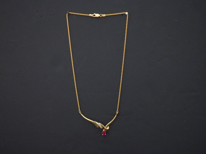 	Collier en or jaune, maille torsadé, à décor en son centre d’un motif