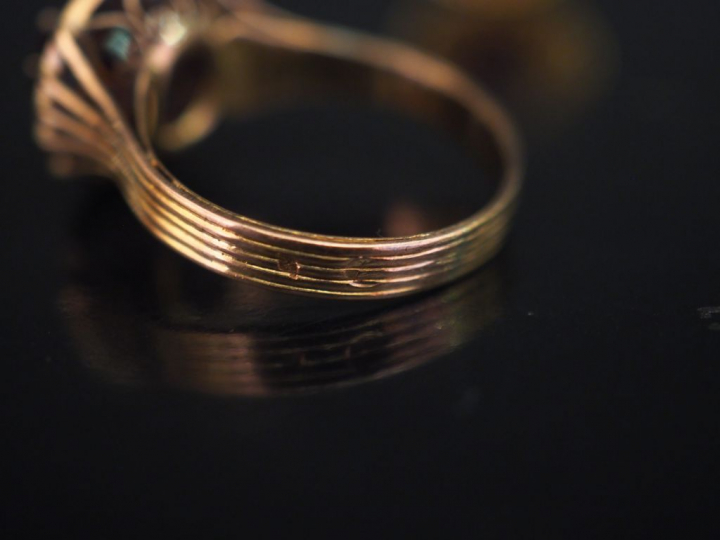 Parure en or jaune et pierres rouges, à décor filigrané. Comprenant : 