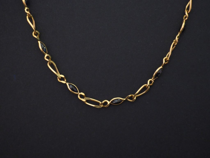 Collier articulé en or jaune, maille cheval alternée de maillons serti