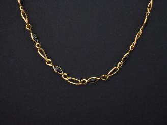 Vente aux enchères Collier articulé en or jaune, maille cheval alternée de maillons serti