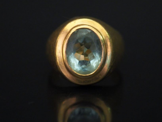 Vente aux enchères Bague de forme chevalière en or jaune, sertie d’une pierre bleu ciel. 