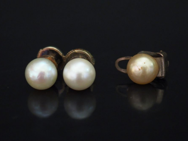 Paire de puces d’oreilles en or blanc, serties d’une perles blanches. 