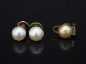 Vente aux enchères Paire de puces d’oreilles en or blanc, serties d’une perles blanches. 