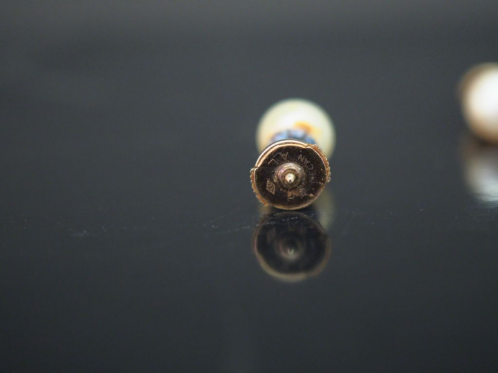 Paire de puces d’oreilles en or blanc, serties d’une perles blanches. 