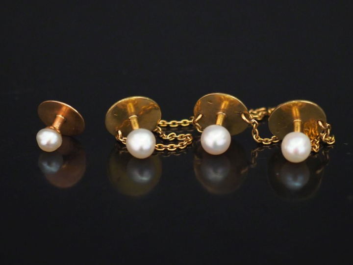 Ensemble comprenant :  - trois boutons de col et leur chaine en or jau