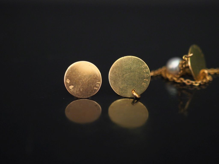 Ensemble comprenant :  - trois boutons de col et leur chaine en or jau