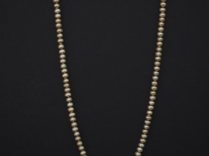 Collier de perles d'eau douce plates. Le collier est agrémenté de dix 