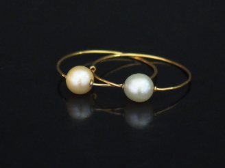 Vente aux enchères Paire de créoles en or jaune, agrémentées d'une perle. Diam. 2,7 cm  P
