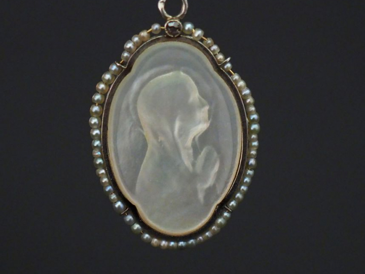 Médaille religieuse en or blanc, nacre et perles, figurant la Sainte V
