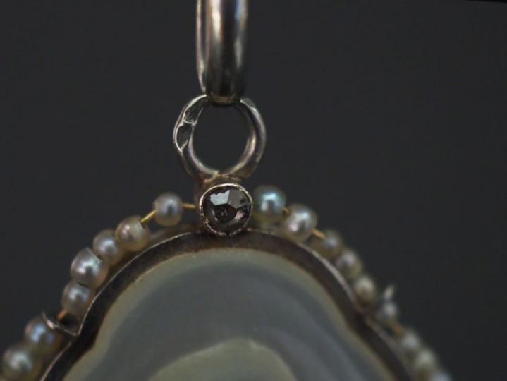 Médaille religieuse en or blanc, nacre et perles, figurant la Sainte V