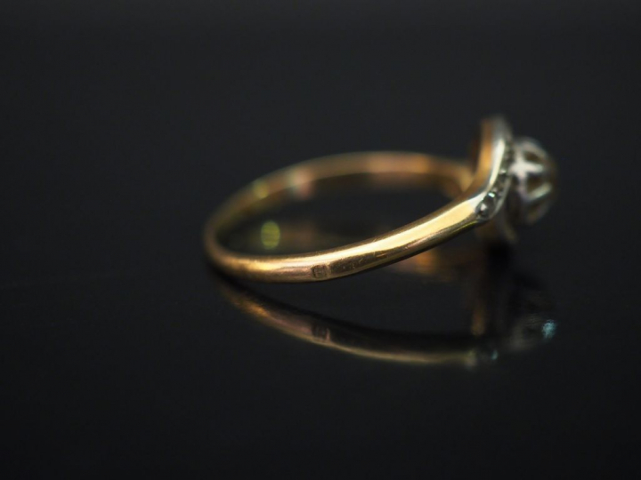 Bague tourbillon en or jaune, sertie en son centre d’un diamant taillé