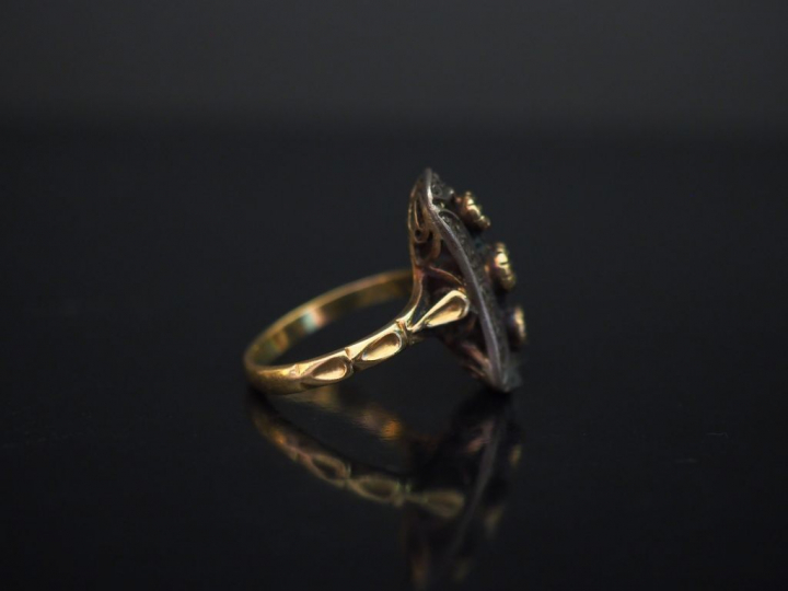 	Bague marquise en or jaune, sertie d’une ligne de trois pierres verte