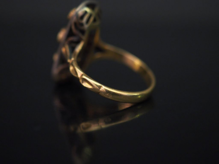 	Bague marquise en or jaune, sertie d’une ligne de trois pierres verte