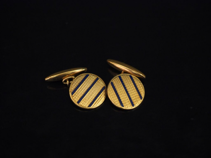 Paire de boutons de manchettes en or jaune et émail bleu nuit, à décor