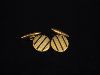 Vente aux enchères Paire de boutons de manchettes en or jaune et émail bleu nuit, à décor