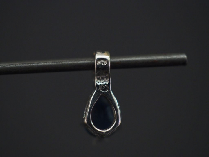 Pendentif en or blanc, serti d'un saphir en forme de goutte, surmonté 