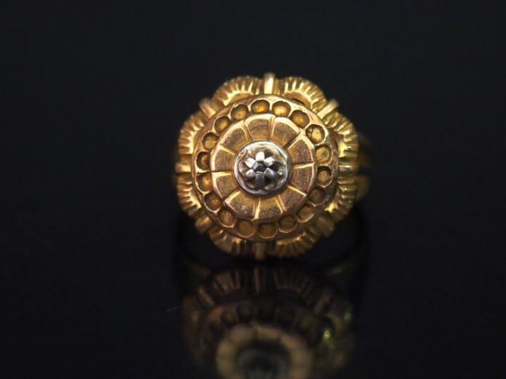 Bague dôme en forme de fleur en or jaune, sertie en son centre d’un pe